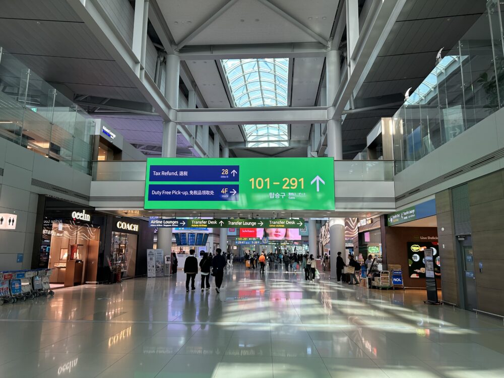 仁川国際空港の出国後エリア。韓国旅行では出発前にパスポートの有効期限確認が重要
