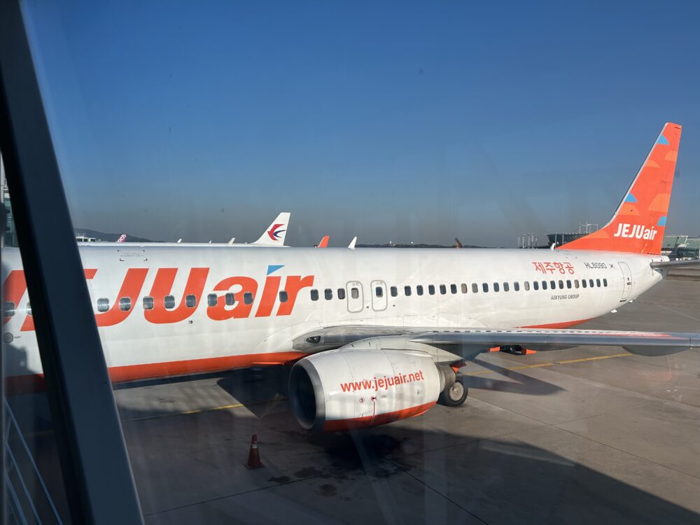 韓国の空港に駐機するチェジュ航空機。パスポート残存期間は利用航空会社にも事前確認